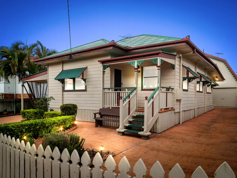 DUAL LIVING 100 METRES FROM THE WATER! $850 p/wk including yard maintenance. CONTACT JULIE SYKES 0438 050 110.