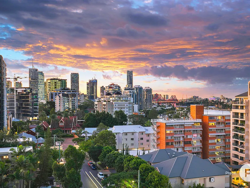 Luxury sub-penthouse commanding panoramic city and river views