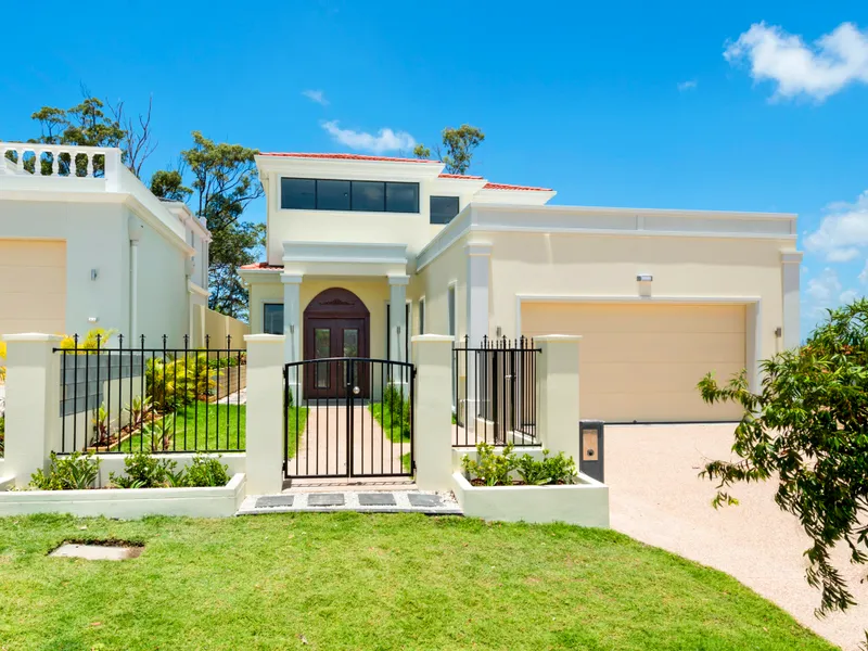 LOVELY FAMILY HOME IN THE SANCTUARY COVE RESORT