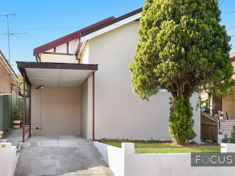 Timber floor Open living - Only 260m to Canterbury Train Station