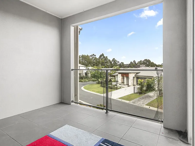 Two Bedroom Townhouse with Cafe at your door step