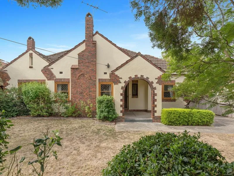 SUPERB, LARGE FAMILY HOME IN PRESTIGE POSITION - POOL & PARKLAND VIEWS