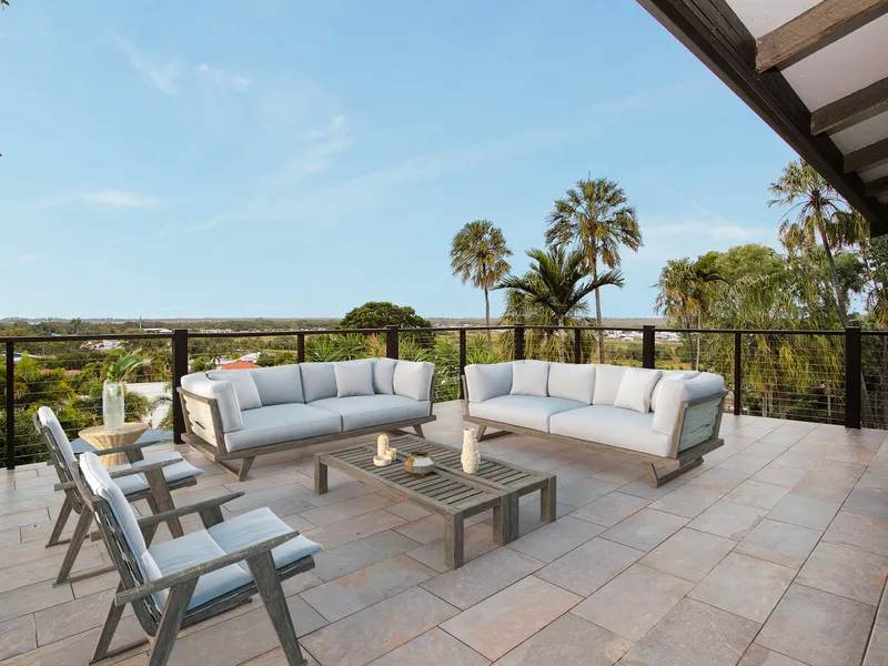 ENTERTAINERS DREAM HOME WITH A VIEW!