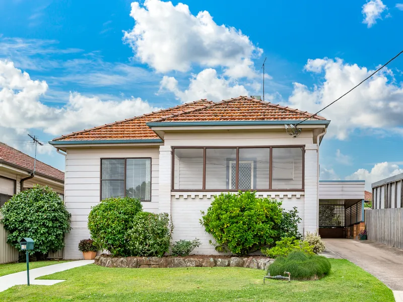 BEAUTIFULLY PRESENTED COTTAGE-STYLE HOME