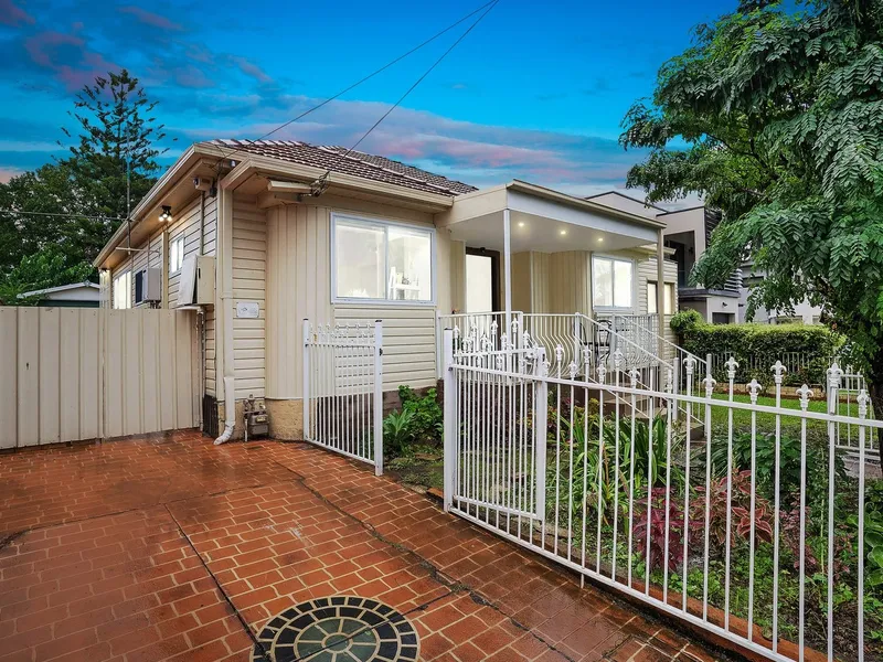 DA APPROVED DUPLEX SITE - CURRENTLY A STUNNING RENOVATED RESIDENCE - R3 ZONED - LAND SIZE 15.24m x 37.8m = 576m2 approx.