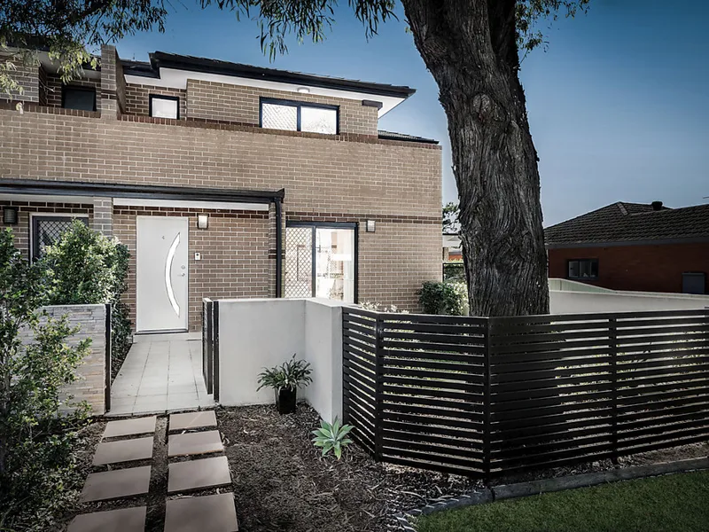 Double brick townhouse in boutique complex