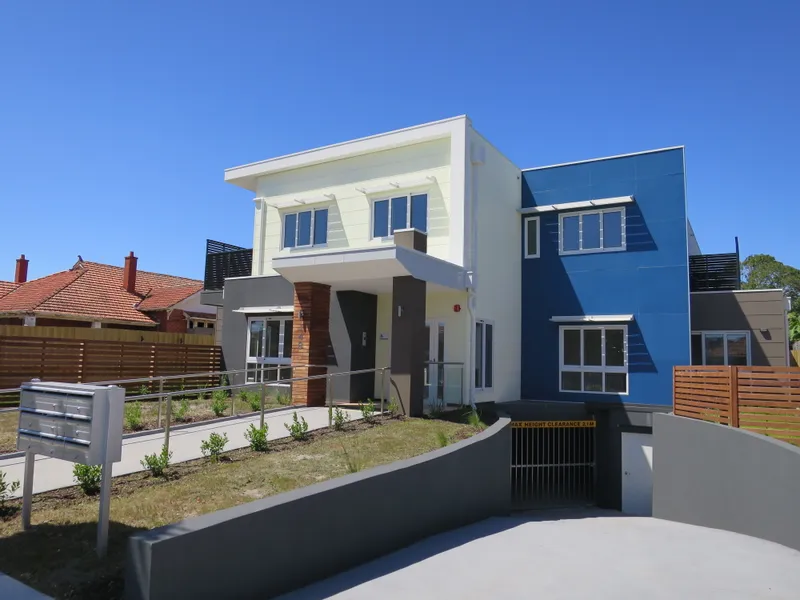 LOVELY MODERN APARTMENT WITH LARGE COURTYARD!!
