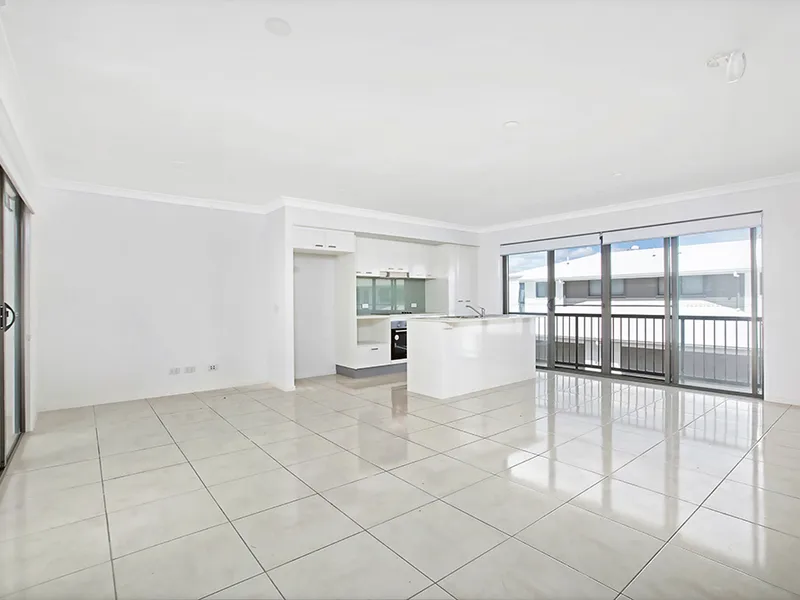 DON'T MISS OUT- LARGE TOWNHOUSE , AIR CONDITIONED MODERN 3 BED 2.5 BATH