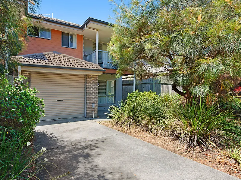 PERFECT INVETSMENT! MUST BE SOLD!Immaculate 3 Bed, 2 & Half Bath Townhouse, Gym, Pool, On-site Manager
