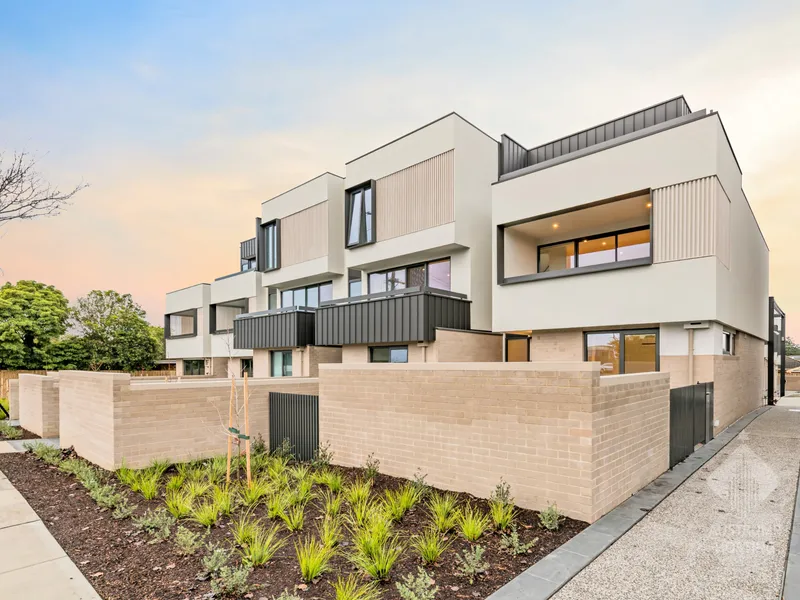 Spacious Four Beds Townhouse with City Views