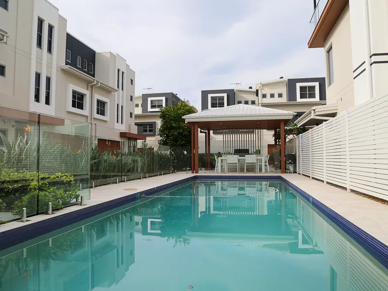 Luxury 3-story furnished townhouse with lift
