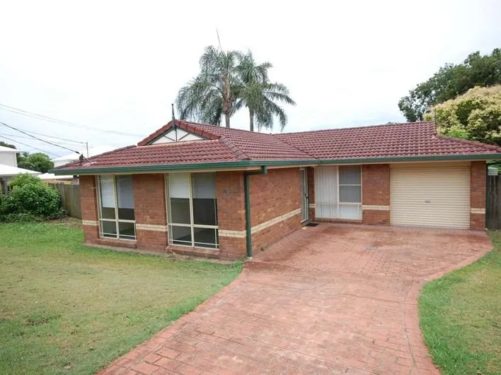 Immaculate 3 bedroom aircon ceiling fans, short walk to train, bus,shops, pet ok