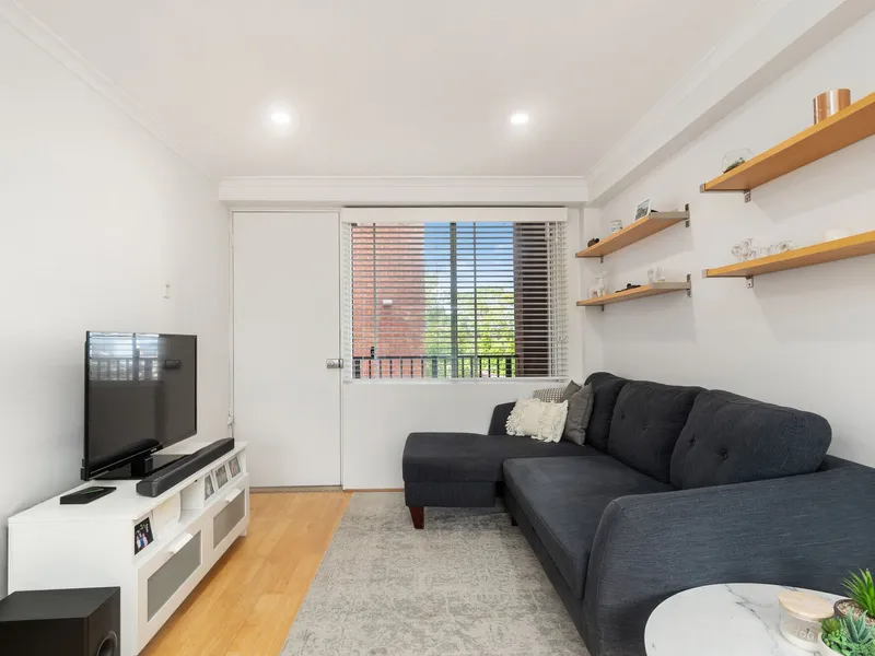 Bright city view apartment a stroll to village heart