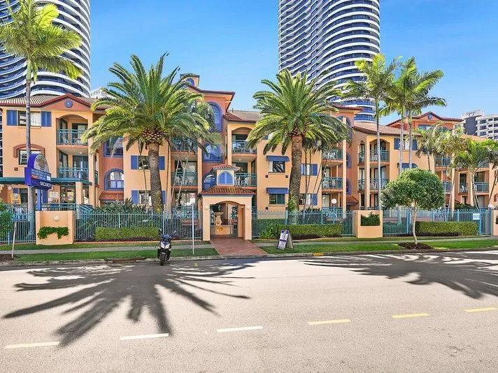 Location! Location! Location! One bedroom apartment in the central Broadbeach
