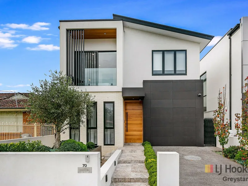 LUXURY, LIFESTYLE AND LOCATION!!!
