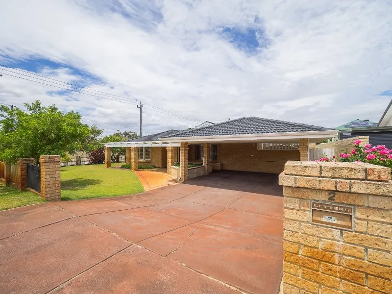 AN EXCEPTIONAL CORPORATE HOME WITH 3 LIVING AREAS.