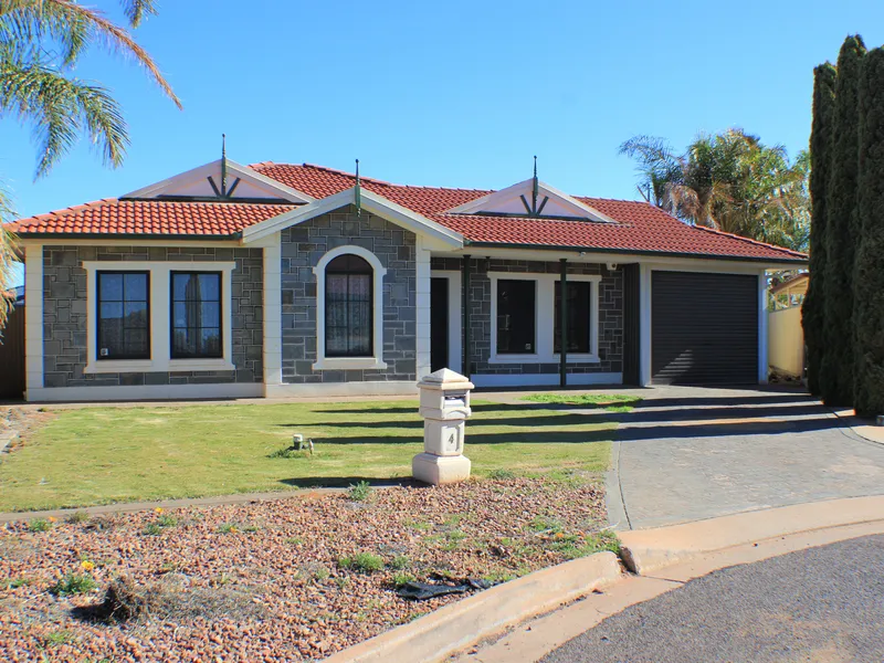 SPACIOUS FAMILY HOME WITH GARAGE