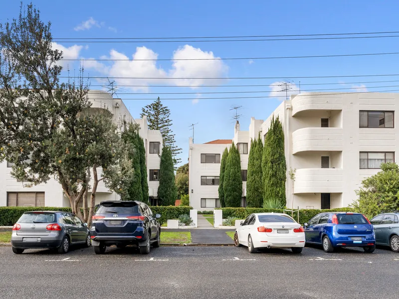 Art Deco Delight With City & Beach Views!