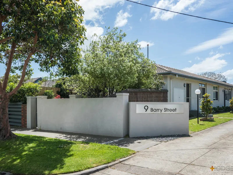 HUGE PRIVATE COURTYARD | DIRECT STREET ACCESS | GREAT LOCATION