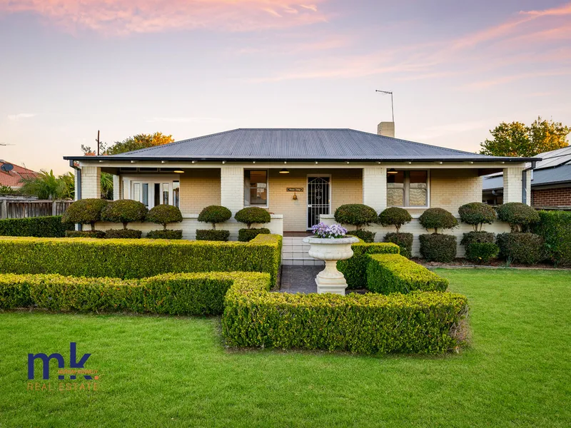 BEAUTIFULLY RESTORED 1920'S COTTAGE ON 1164M BLOCK!