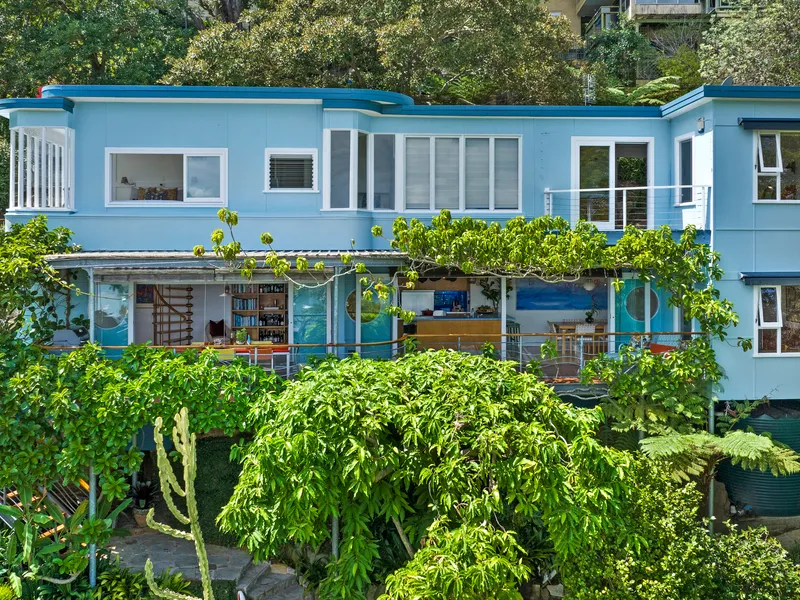 CLASSIC BEACHSIDE RESIDENCE IN ELEVATED TREETOP LOCATION