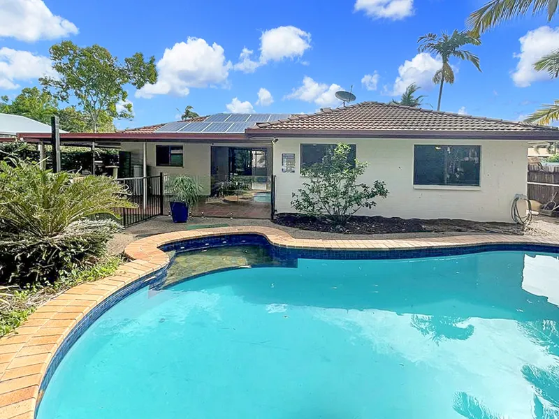 FOUR BEDROOM FAMILY HOME WITH POOL