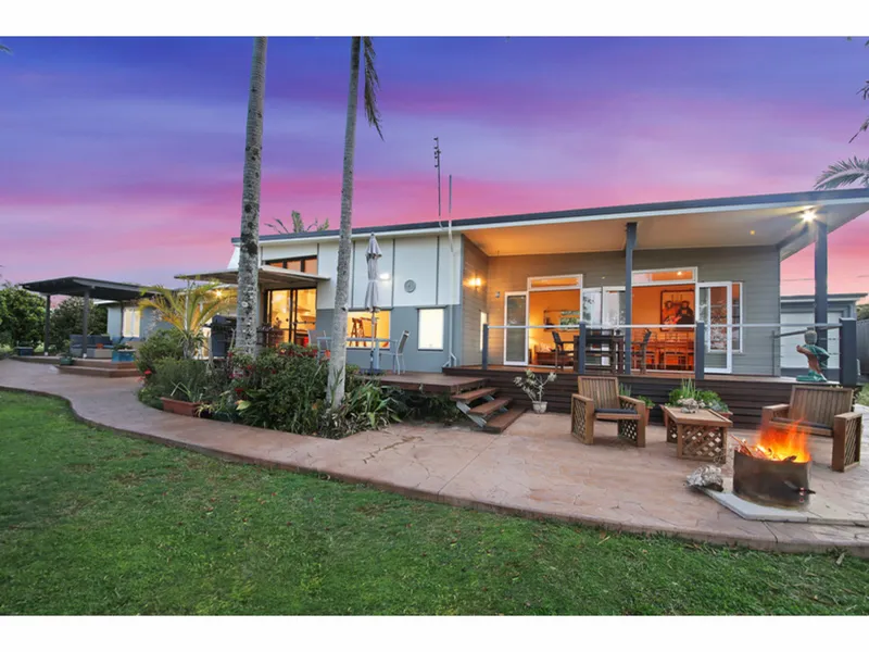 Palm Springs on Western. Walk to Montville village.