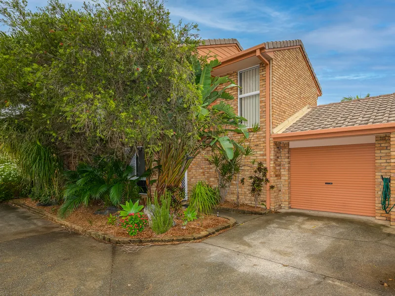 TWO LEVEL TOWNHOUSE BORDERING BURLEIGH WATERS