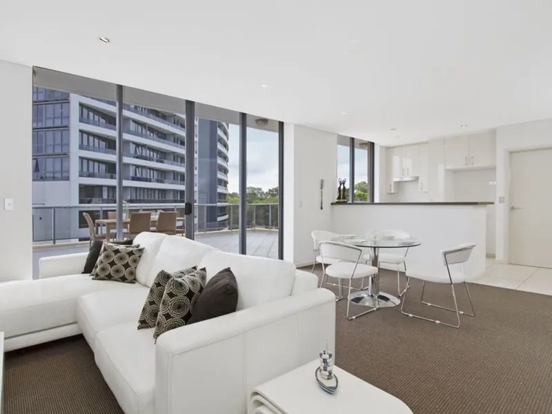 PENTHOUSE WITH STUDY,  AIR CONDITIONED, POOL AND GYM