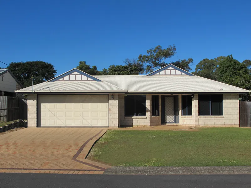 Minutes to Browns Plains Plaza! Family home on 735 m2!