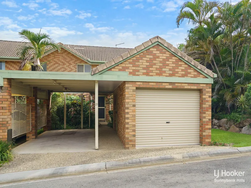 Gorgeous 3 Bedroom Townhouse, 2 swimming pools and 2 car parks in Sunnybank Hills