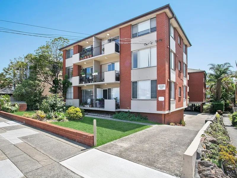 BEACH-SIDE APARTMENT MOMENTS TO COOGEE BEACH