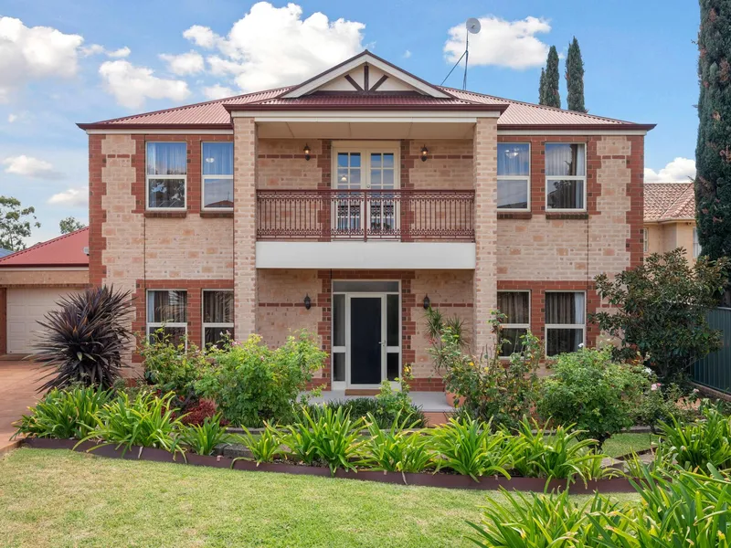 Incredible feature, function & comfort: A sweeping 6-bed, 3-living family-friendly stunner