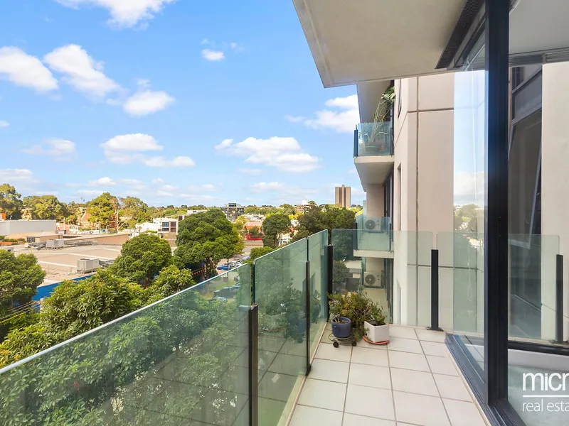 Executive Elegance with Sweet South Melbourne Serenity