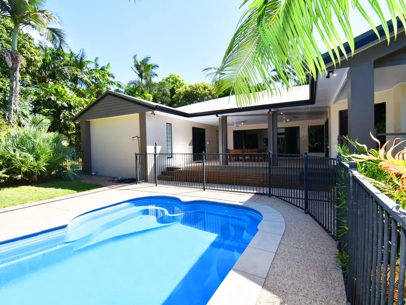 LUXURY RESIDENCE IN CENTRAL GLENELLA ON 3/4 ACRE, WITH PLANT NURSERY BUSINESS