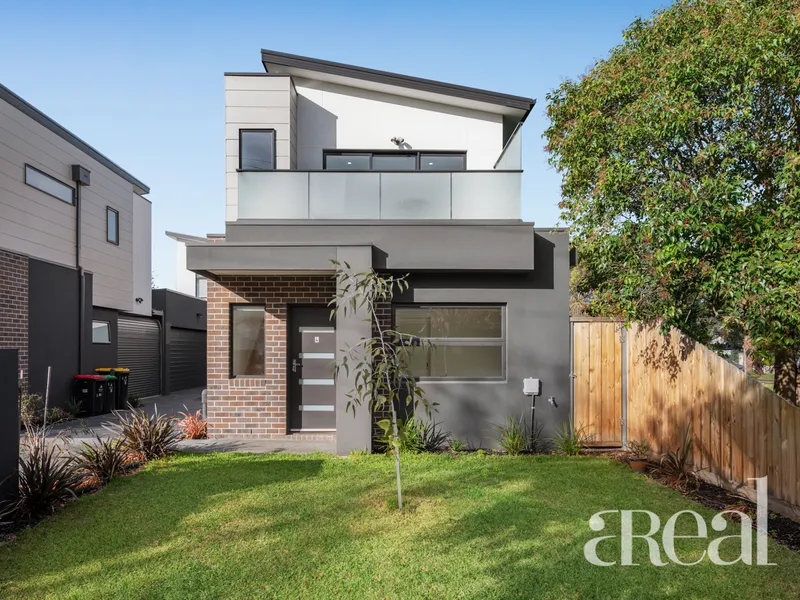 Bright and Appealing Town Residence!