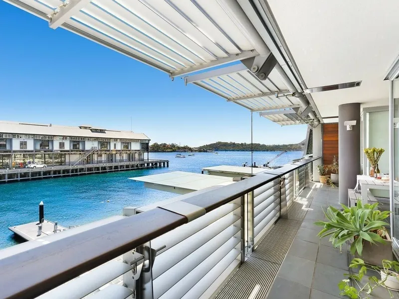 City Location, Stunning Waterfront Apartment