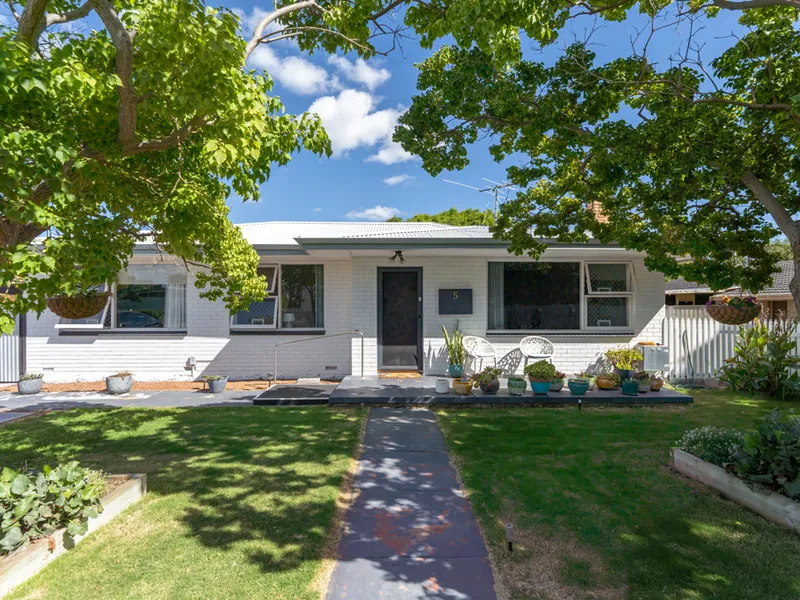 CHARACTER HOME WITH SIDE ACCESS SITUATED IN THE HEART OF ROCKINGHAM!
