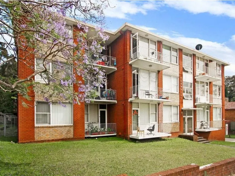 Delicate double brick unit in a good location!