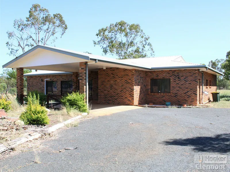 LARGE BRICK BUILDING ON 1.08 ACRES!