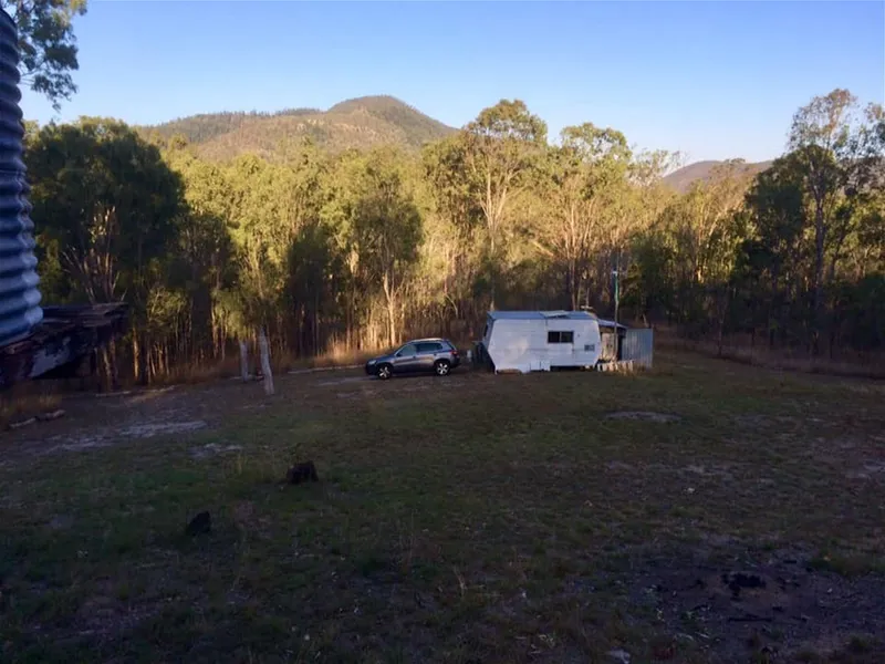 Golfing country getaway, 5 acres nestled among the trees with great mountain views, short walk to golf course.