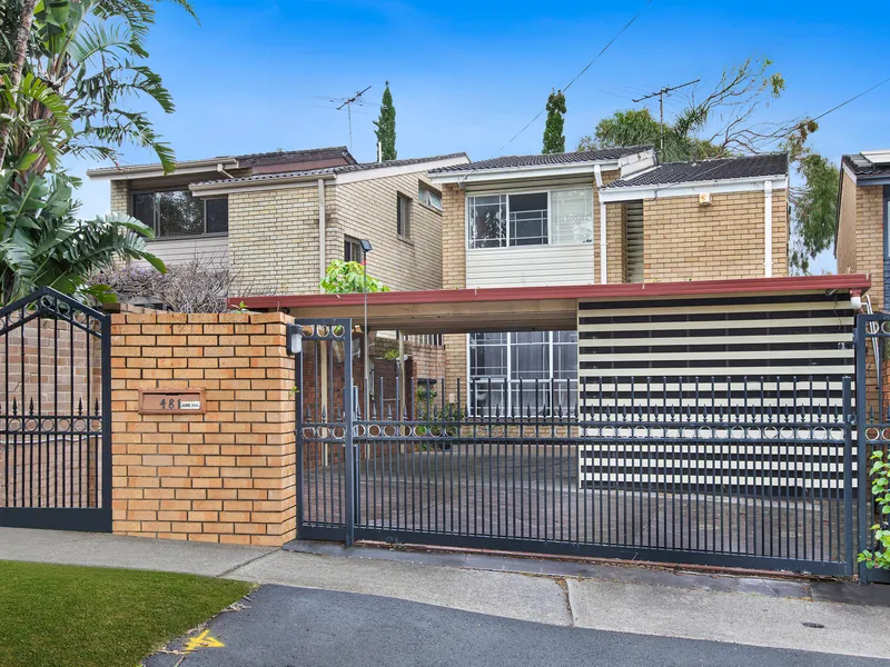 Beach Side Free-standing Family Home