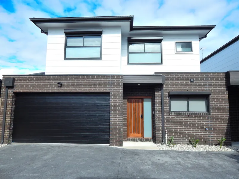 Superb Location & Low Maintenance Lifestyle!