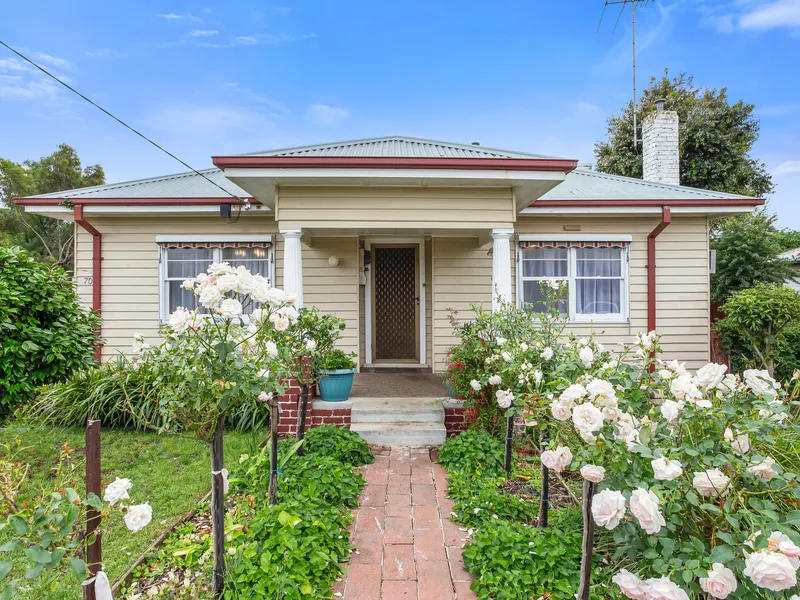 COSY WEATHERBOARD IN A PRIME LOCATION.