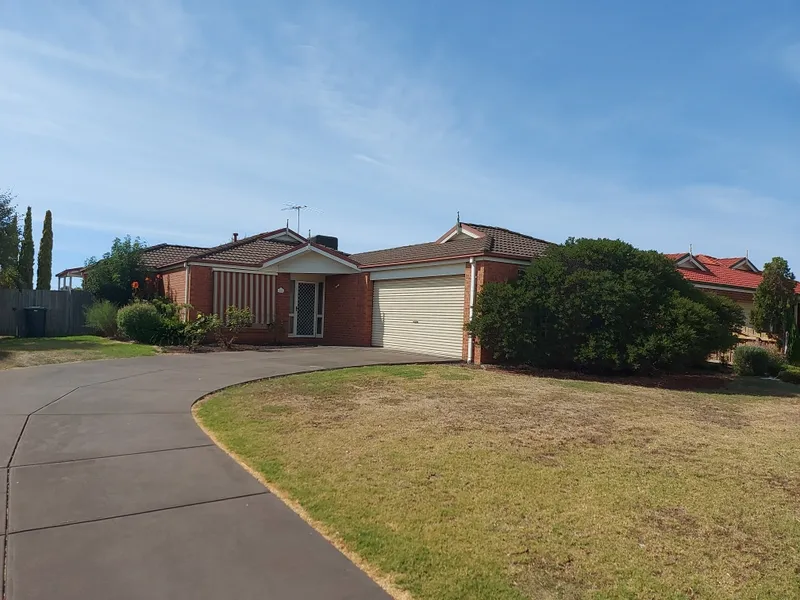 WALK TO THE STATION AND SHOPS