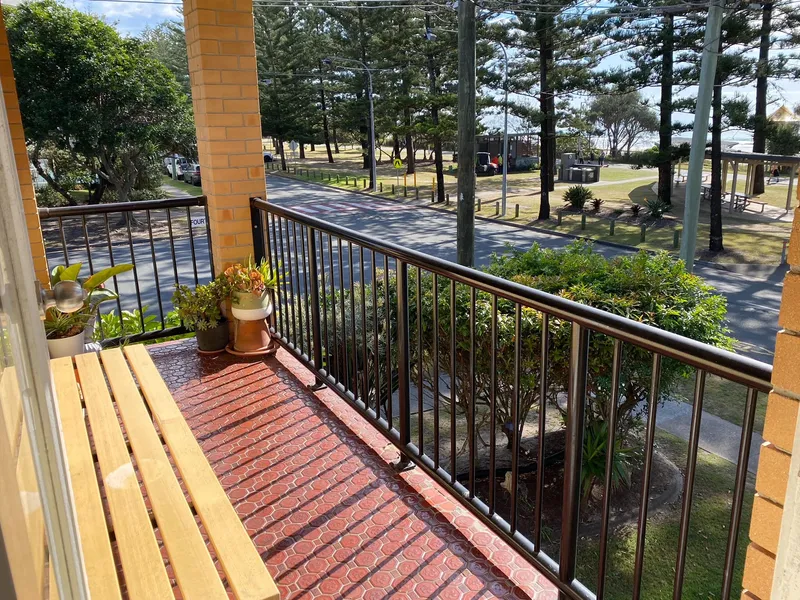 FRESHLY PAINTED THROUGHOUT, NEW KITCHEN, FANTASTIC LOCATION...