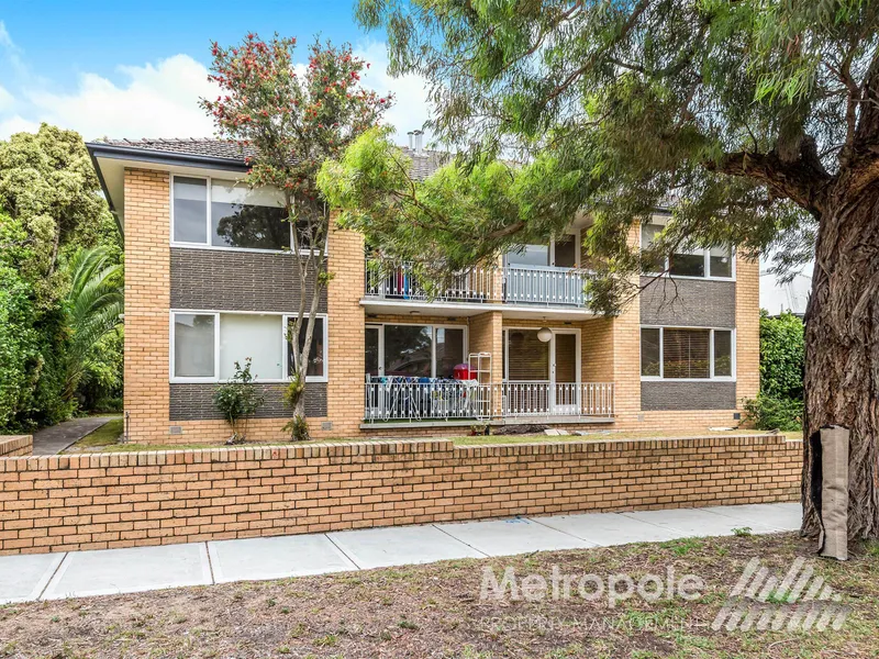 LARGE APARTMENT IN SOUGHT AFTER LOCATION