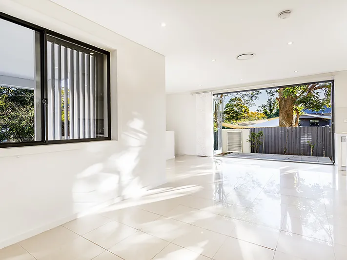 MODERN 3 - 4 BEDROOM TOWNHOUSE WITH COURTYARD HAVEN + CITY VIEWS!