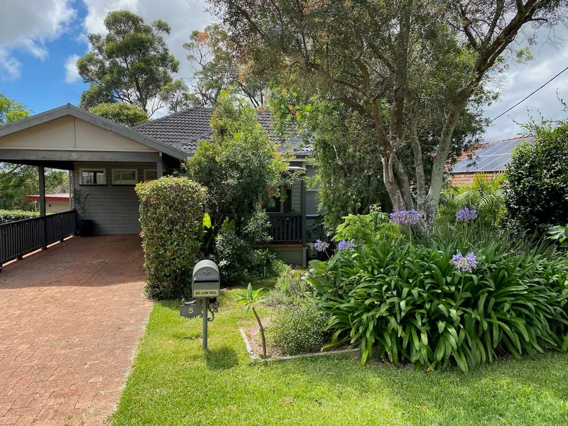 IMMACULATE FAMILY HOME NESTLED IN A LEAFY CUL DE SAC