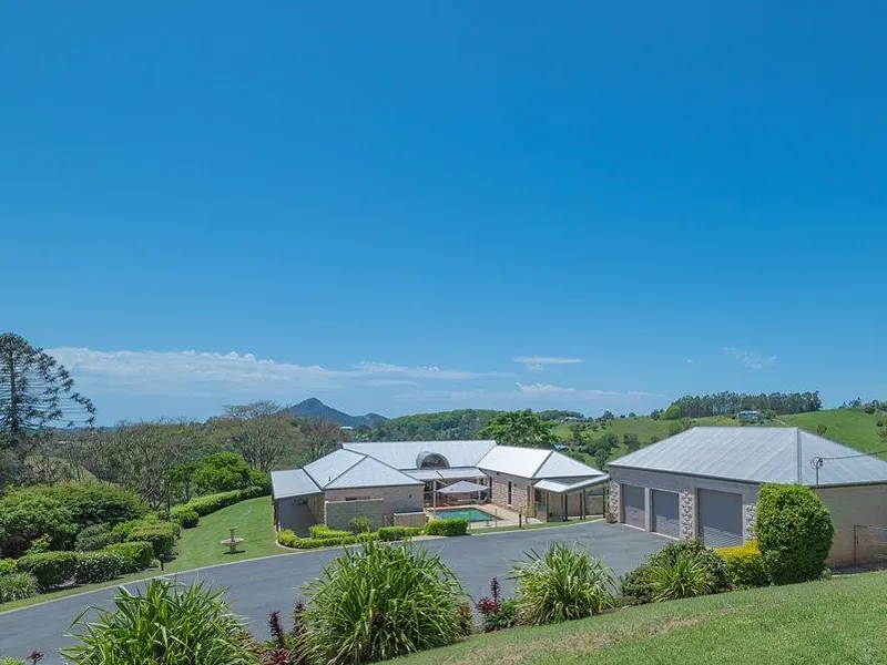 Beautiful Property Has Come Available Less then 4km from Town. 